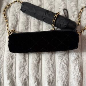 Quilted umbrella bag w elegant crossbody chain